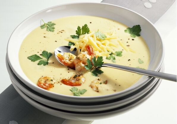 Ένα γεύμα μεσογειακής διατροφής μπορεί να περιλαμβάνει κρέμα τυριού και σούπα θαλασσινών. 