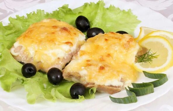 Το ψητό ψάρι με τυρί θα είναι ένα νόστιμο και υγιεινό πιάτο στο μενού της μεσογειακής διατροφής. 