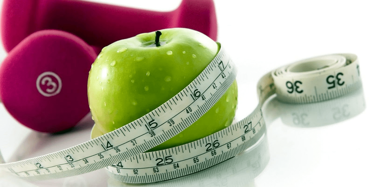 χάνοντας βάρος στα μήλα κατά τη δίαιτα